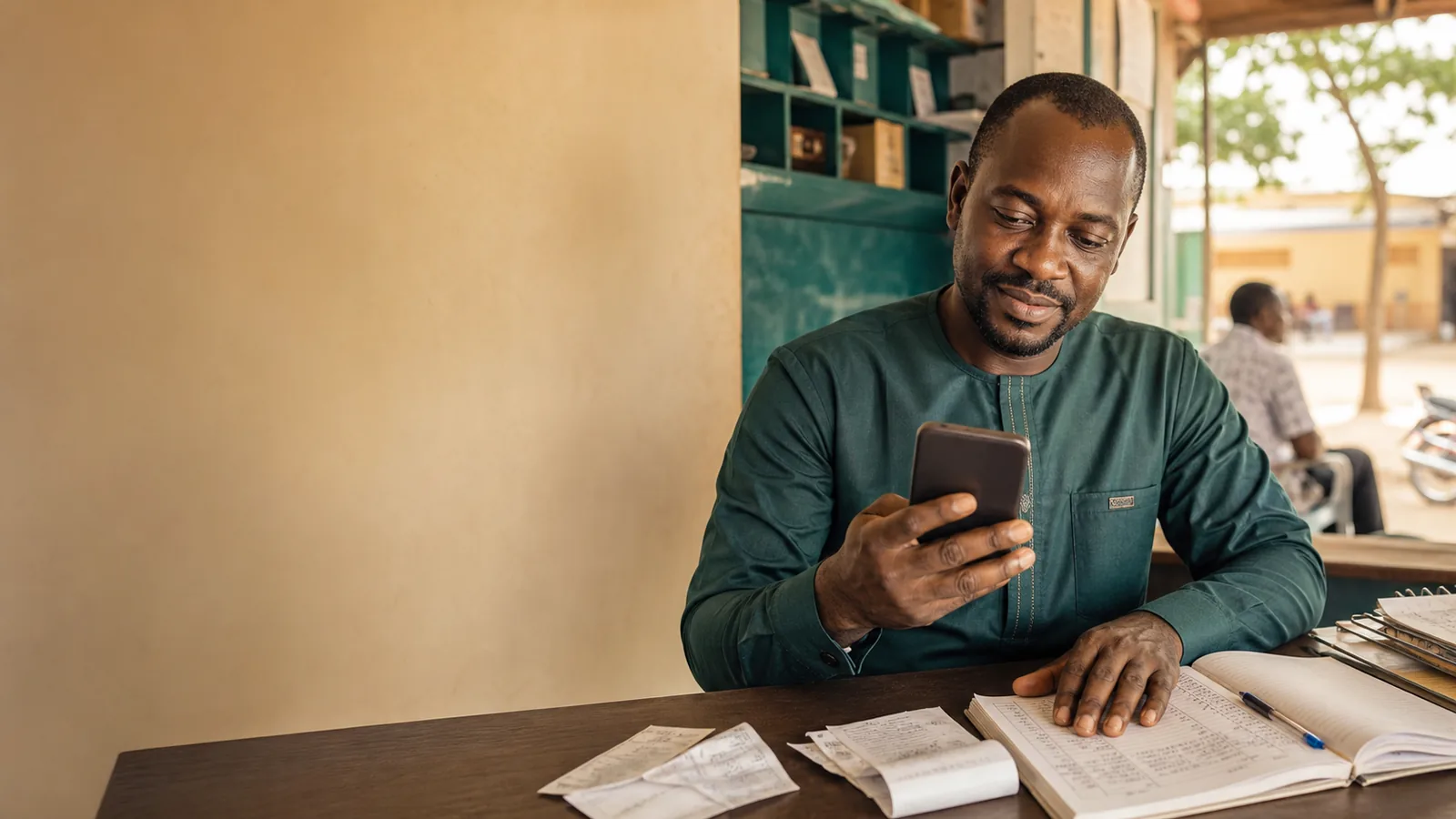 Gestionnaire immobilier consultant un paiement de loyer sur smartphone dans une agence de quartier